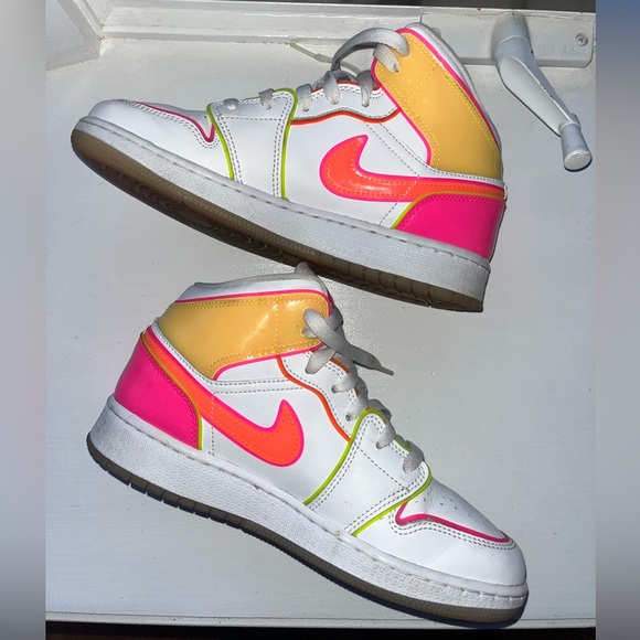 Air Jordan 1 Mid SE GS ‘Edge Glow’ - Picture 3 of 4